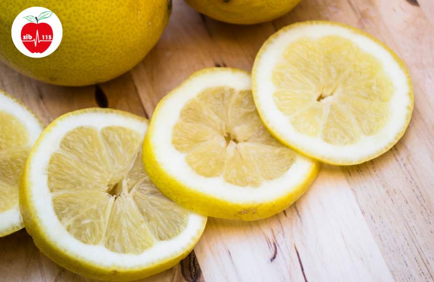 لیمو، یکی از بهترین داروی گیاهی برای زانو درد می‌باشد.