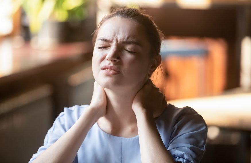 سفت و خشک شدن گردن، یکی از علائم انحراف ستون فقرات می‌باشد. 