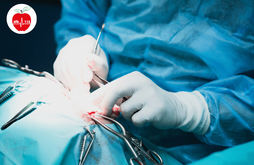 عمل جراحی نیز، می‌تواند آخرین شانس برای درمان تنگی کانال نخاع باشد.