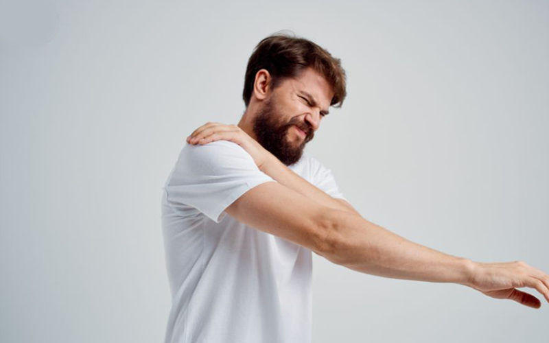 علت-گرفتگی-و-درد-کتف-راست